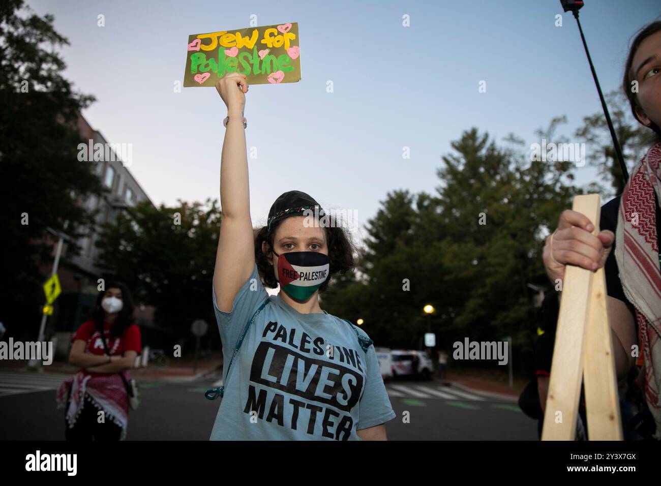 Eine Person hält ein Schild mit dem Text „Jude for Palestine“ und posiert für ein Foto während einer pro-palästinensischen Kundgebung vor der israelischen Botschaft in Washington DC, USA am 14. September 2024. Die Demonstranten fordern ein Ende des andauernden israelischen Angriffs auf den Gazastreifen. Quelle: Aashish Kiphayet/Alamy Live News Stockfoto