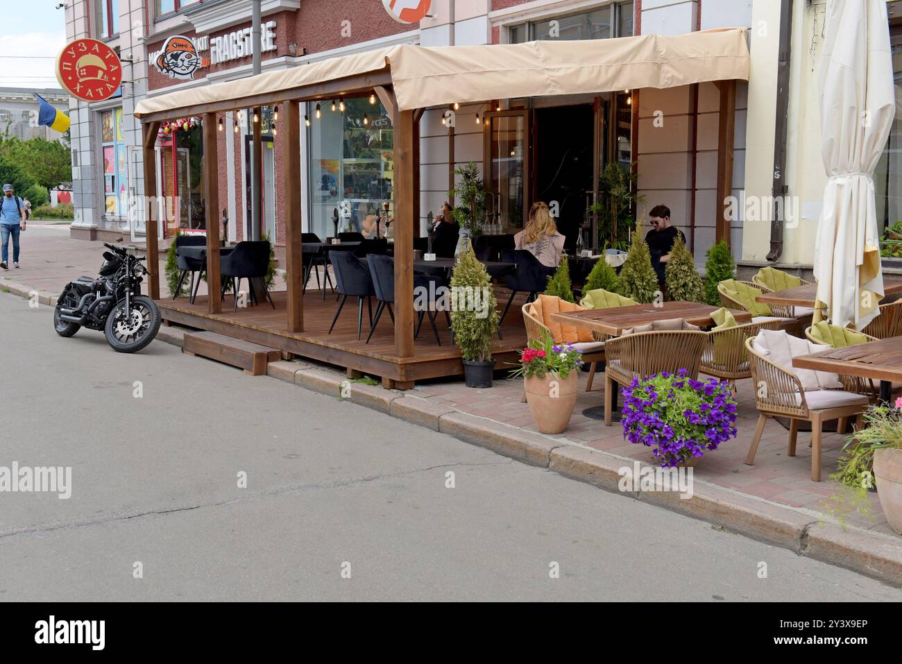 Menschen essen in einem Straßencafé in Kiew, Ukraine, Mai 2024 Stockfoto
