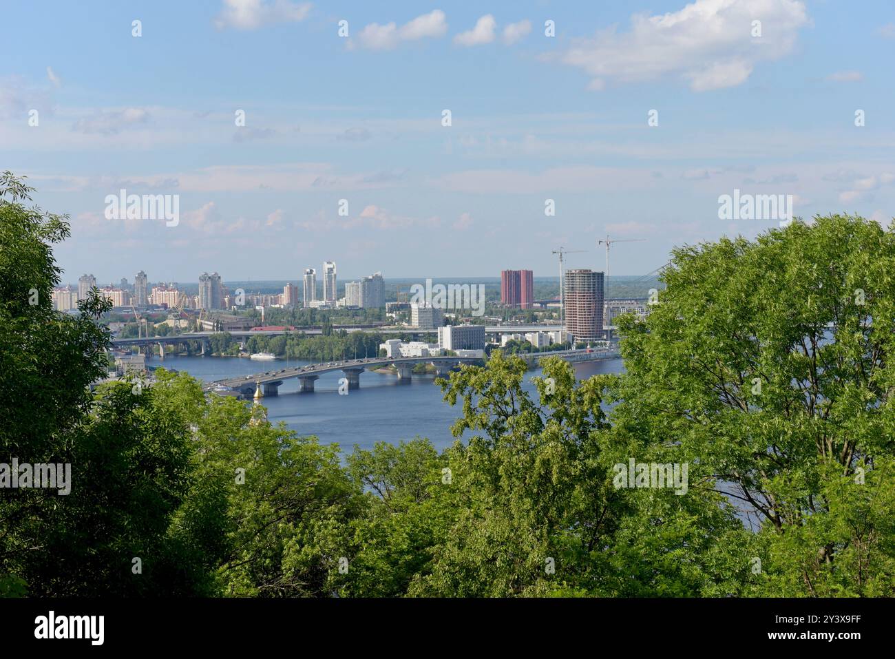 Blick auf den Fluss Dnipro und die Stadt Kiew von der Glasbrücke im Doroha Park, Kiew, Mai 2024 Stockfoto