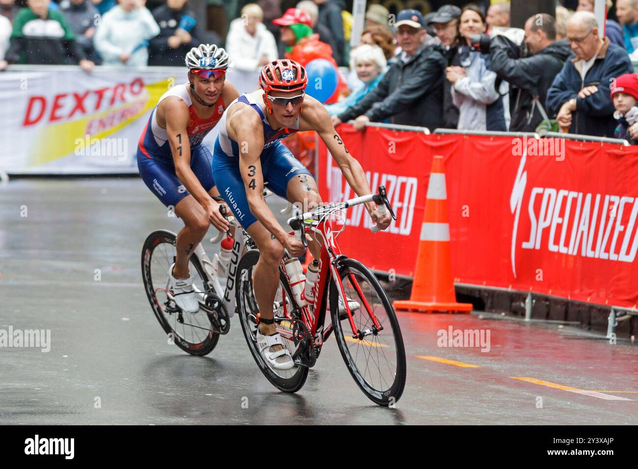 Jan Celustka aus der Tschechischen Republik führt Ivan Vasiliev aus Russland im Radleg beim Elite Men's Race of the World Triathlon Grand Final in Auckland, Neuseeland, Sonntag, 21. Oktober, 2012. Stockfoto