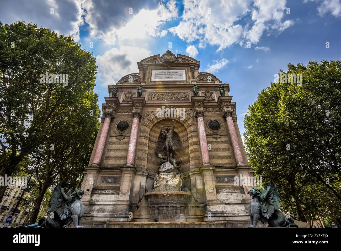 Historischer Brunnen von Saint Michael im Quartier Latin - Paris, Frankreich Stockfoto