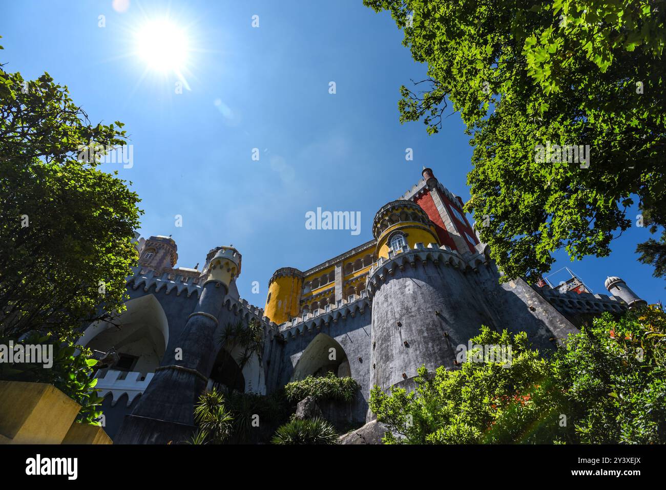 Niedriger Blick auf den Pena Palast (Palácio da Pena) an einem sonnigen Tag - Sintra, Portugal Stockfoto