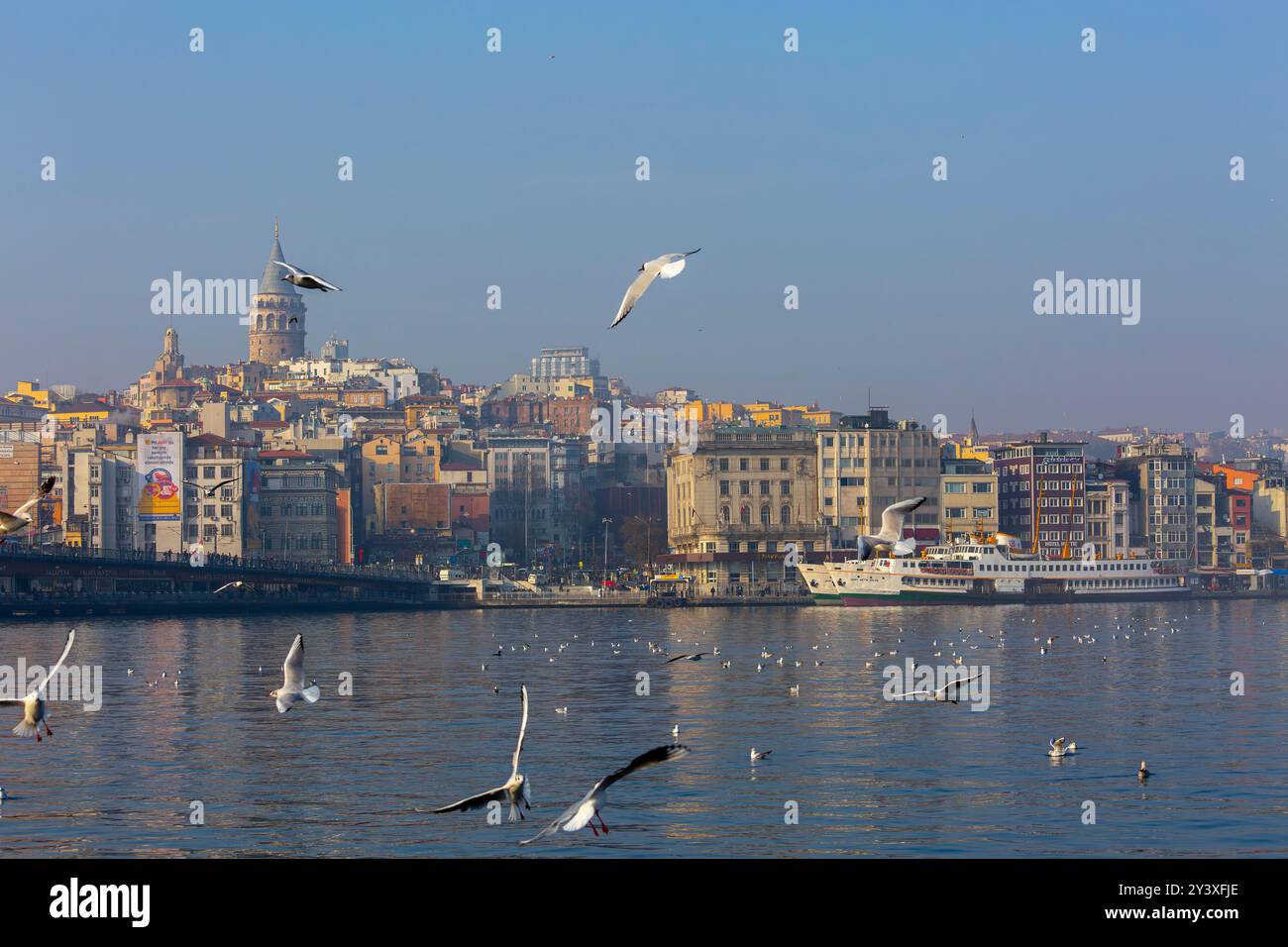 Der Galata-Turm (Galata Kulesi) ist ein berühmtes Wahrzeichen in Istanbul, Türkei Stockfoto