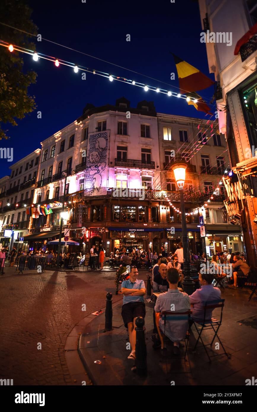 Lebhafte Nachtszene am Place Saint-Géry - Brüssel, Belgien Stockfoto