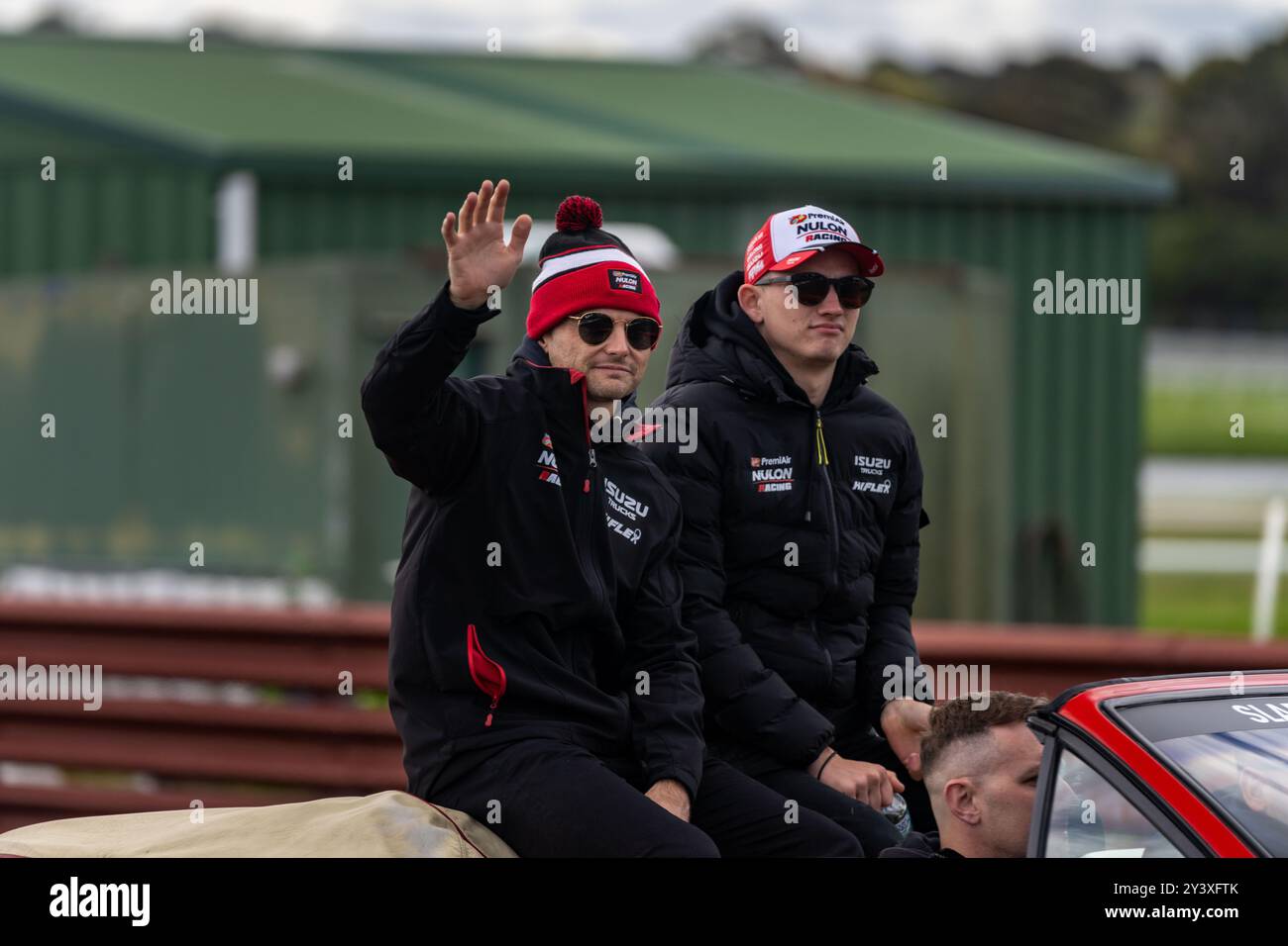 Sandown Park, Victoria, Australien. September 2024. TIM SLADE/CAMERON MCLEOD (23) winken den Fans während der Driver's Parade vor dem Penrite Oils Sandown 500 2024 auf dem Sandown International Motor Raceway, Sandown Park (Foto: © James Forrester/ZUMA Press Wire) NUR ZUR REDAKTIONELLEN VERWENDUNG! Nicht für kommerzielle ZWECKE! Stockfoto