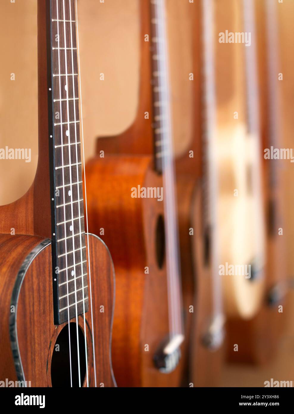 Abstrakter Ukulele-Hintergrund. Ukes sind traditionelle, unverstärkte Musikinstrumente mit Nylonsaiten. Popularisiert in Hawaii, hat typischerweise 4 Strings Stockfoto