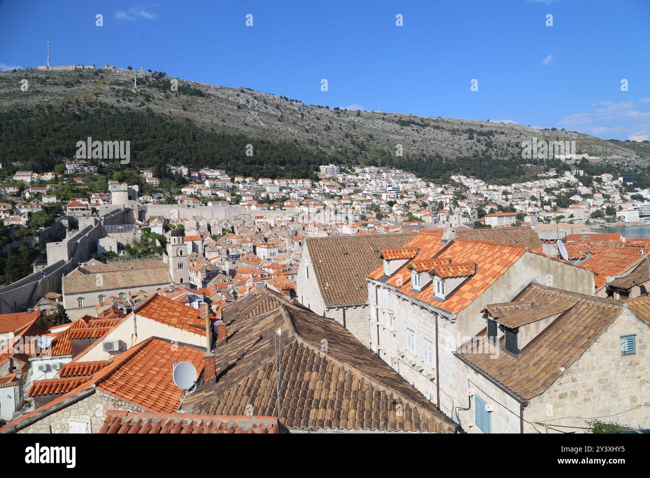 Dubrovnik Kroatien, Altstadt, gekacheltes Dach eines Hauses, altes Steingebäude mit dreieckiger Fassade, Festung, Blick auf Fenster, Reiseziele 22. April 2023 Stockfoto