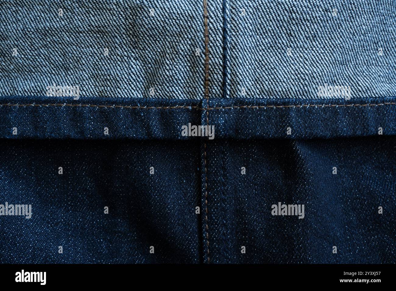 Innerhalb und außerhalb des Texturhintergrunds aus rohem Denim Stockfoto