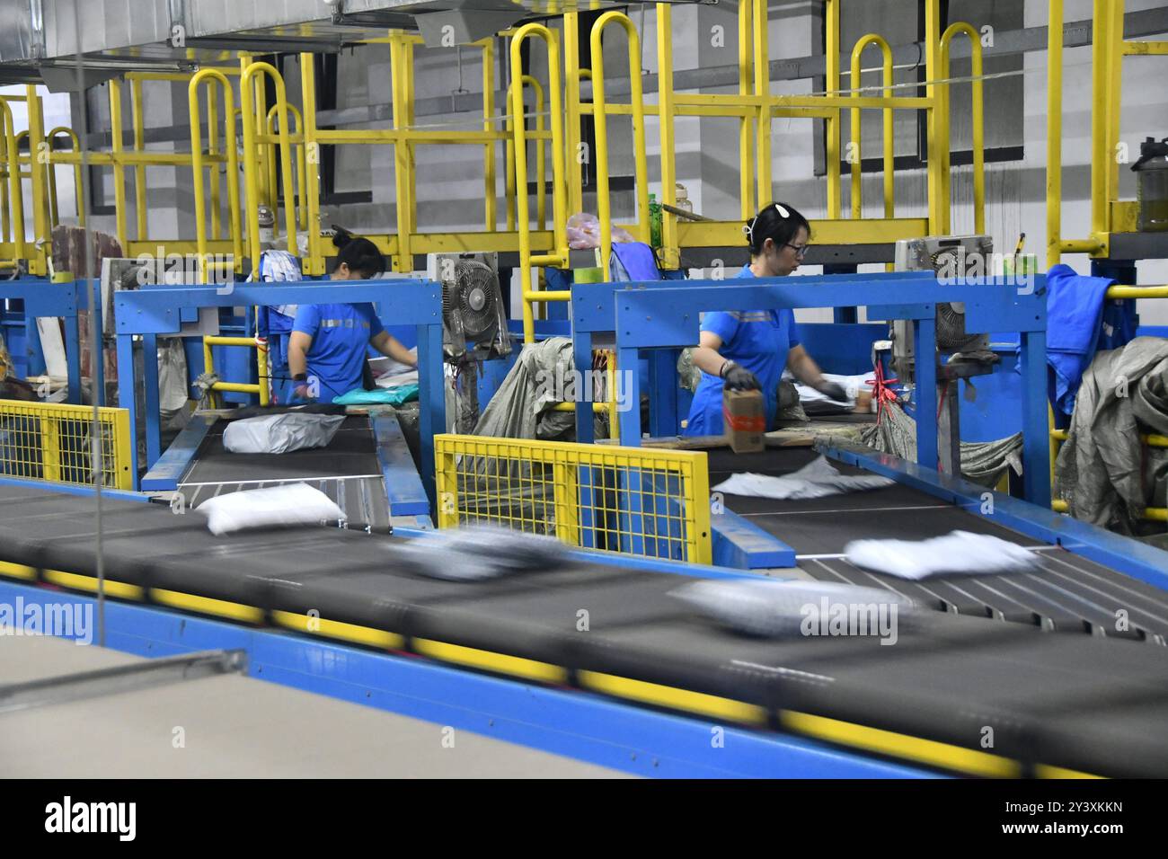 HANDAN, CHINA - 15. SEPTEMBER 2024 - Mitarbeiter sortieren Expresslieferungen im ZTO Express Transit Center in Handan, nordchinesischer Provinz Hebei. Stockfoto
