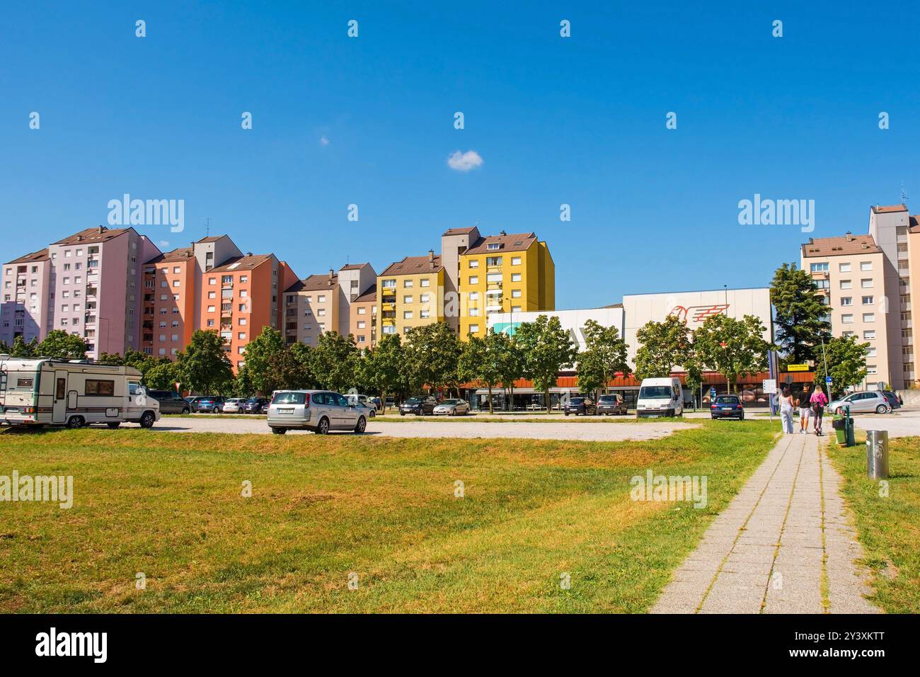 Nova Gorica, Slowenien – 7. September 2024. Wohnhäuser mit hohen Wohnhäusern. Die 1970er Jahre bauten sozialistische Architektur. Ulica Gradnikove Brigade Anwesen Stockfoto