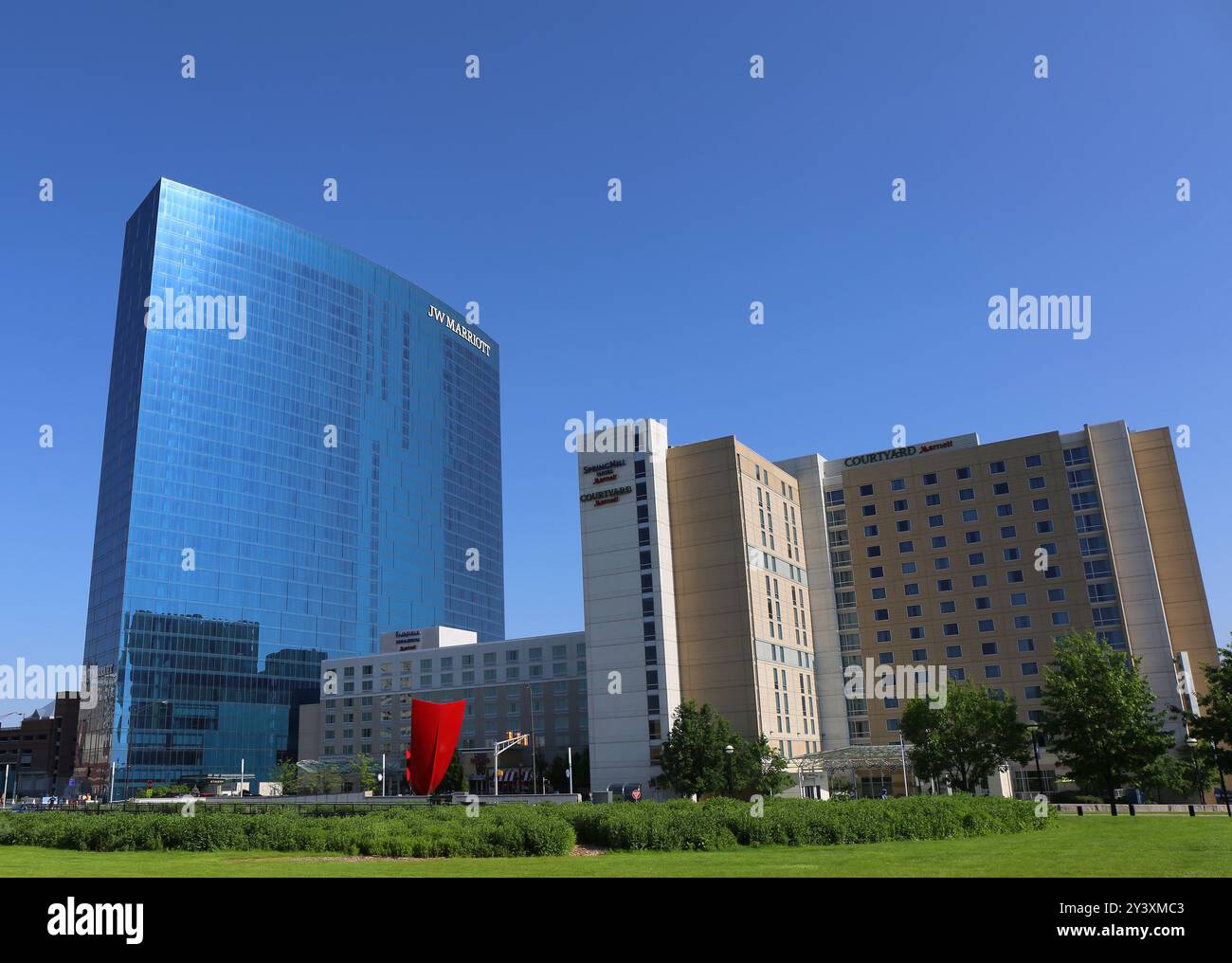 INDIANAPOLIS, IN, USA - 23. MAI 2016: Gruppe unbekannter Personen, die vor Marriott Hotels und TGIF Restaurant in Downtown stehen Stockfoto