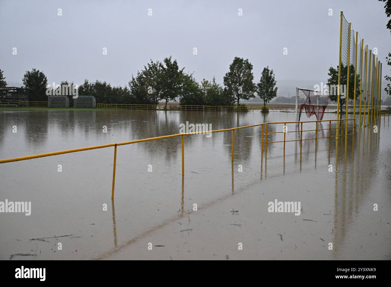 Tasov, Tschechische Republik. September 2024. Überflutete den Fluss Velicka bei starken Regenfällen im Dorf Tasov, Tschechien, am 15. September 2024. Ein überflutetes Fußballfeld ist abgebildet. Quelle: Vaclav Salek/CTK Photo/Alamy Live News Stockfoto