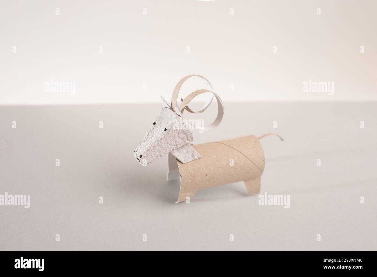 Ermutigen Sie das praktische Lernen und die Kreativität mit diesem Bastelwerk, bei dem Widder- oder gehörnte Rinderfiguren aus recycelten Toilettenpapierrollen hergestellt werden. Ideal für Kinder, Stockfoto
