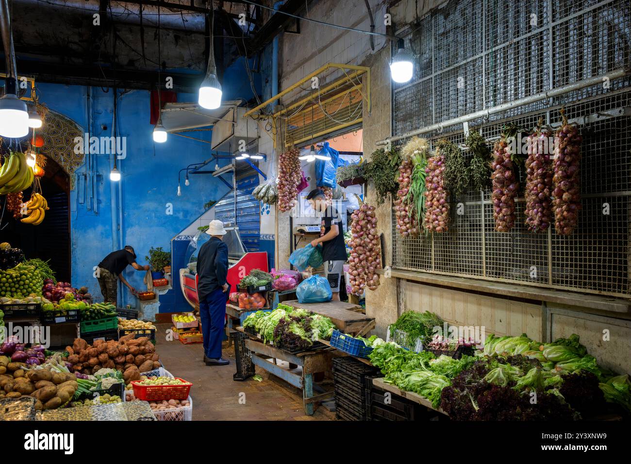 Obst- und Gemüsestand auf dem Hauptmarkt von Tanger (Marché Central), dem größten Souk in der Medina. Marokkanischer Markt (Socco). Marokko. Stockfoto