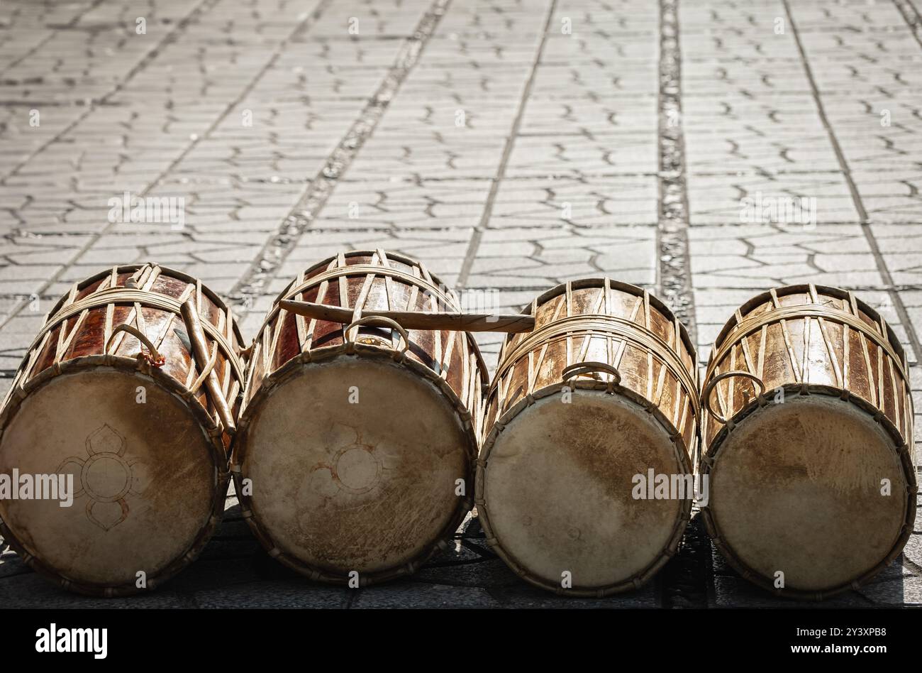 Traditionelle indische Trommel. Alte handgemachte Trommel. Handgefertigte Holztrommeln mit echtem Leder. Niemand, Straßenfoto. Doppelköpfige Trommel, asiatisches Musikinstrument Stockfoto