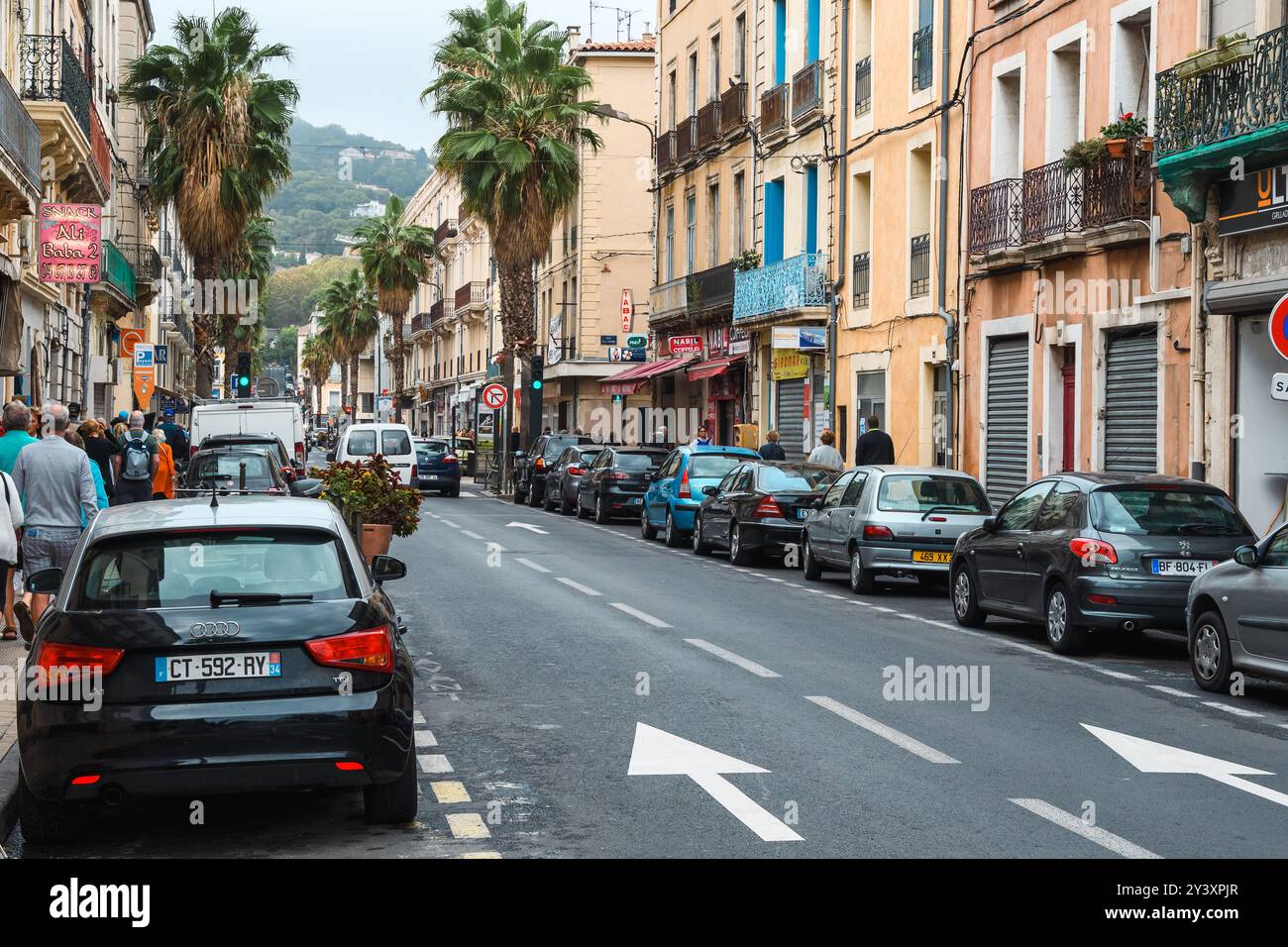 Sète, Frankreich - 19. Oktober 2019: Eine geschäftige Straßenszene fängt das tägliche Leben in einer charmanten französischen Stadt ein. Stockfoto