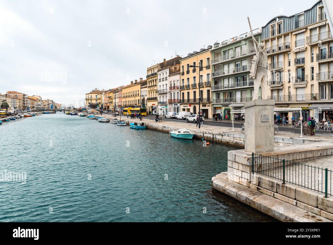 Sète, Frankreich - 19. Oktober 2019: Bewölkter Tag an der belebten Uferpromenade von Sète. Stockfoto