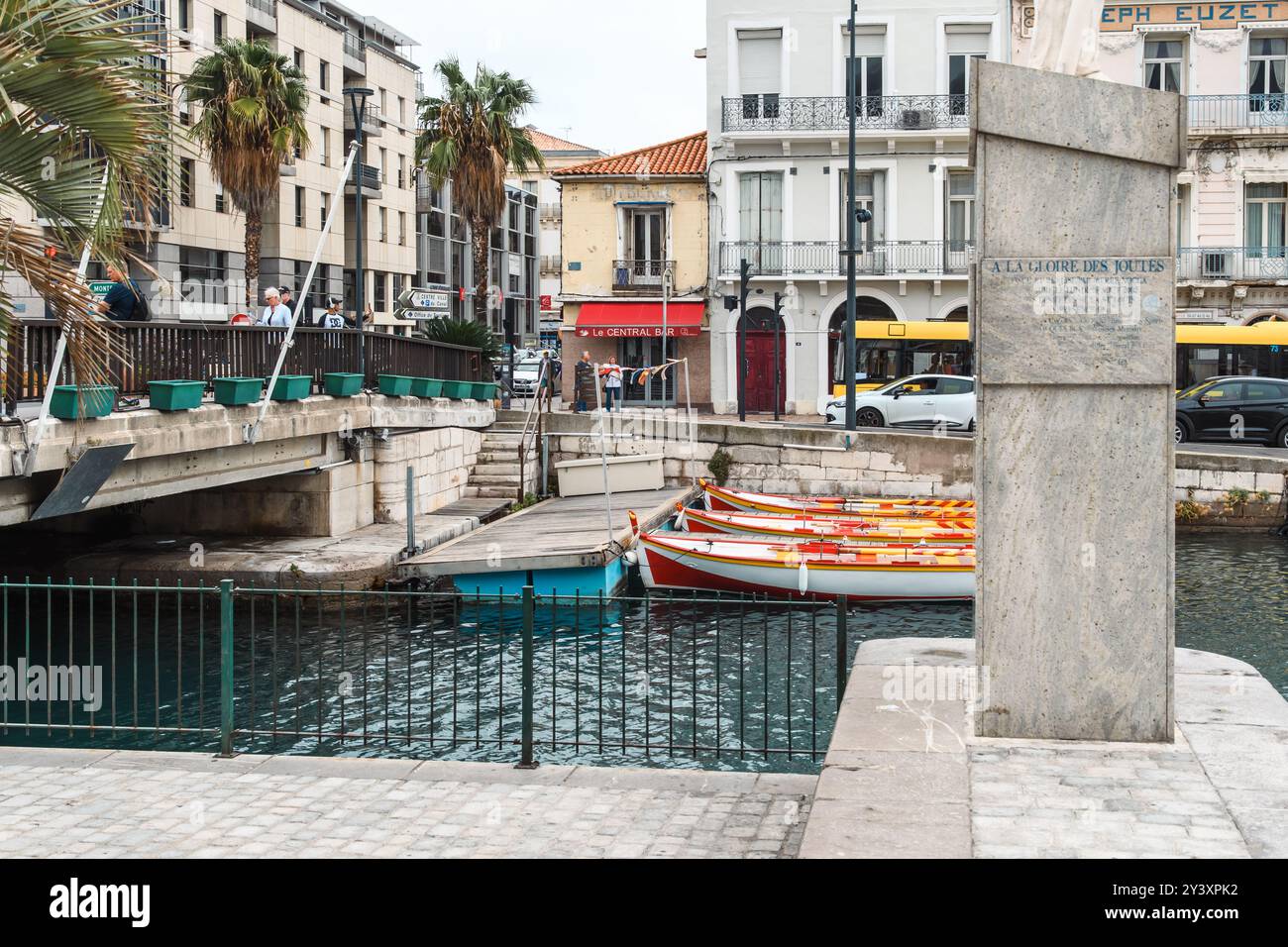 Sète, Frankreich - 19. Oktober 2019: Malerischer Hafenblick mit farbenfrohen Booten und historischer Architektur. Stockfoto