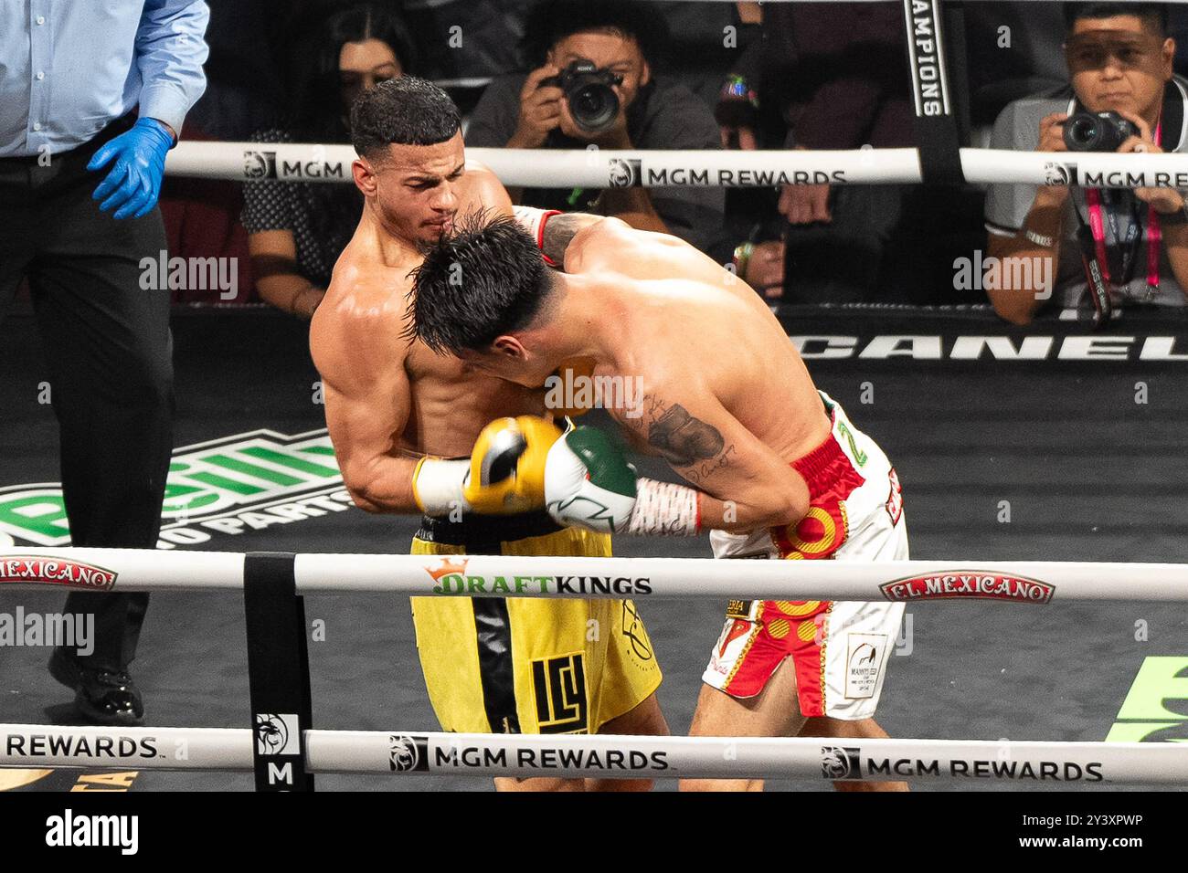 Las Vegas, Nevada, Usa. September 2024. LAS VEGAS, NEVADA – 14. SEPTEMBER: Rolando Romero (R) schlägt Manuel Jaimes (L) während des Super Lightweight-Kampfes in der T-Mobile Arena am 14. September 2024 in Las Vegas. (Foto von Hector Leyva/PxImages) Credit: PX Images/Alamy Live News Stockfoto