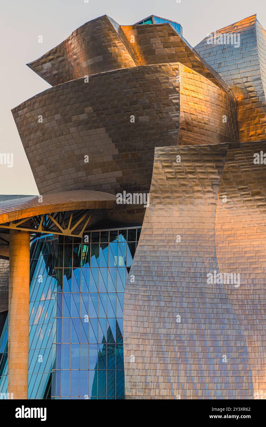 Eine Nahaufnahme mit Details des berühmten Guggenheim Museums in der spanischen Stadt Bilbao mit seinen markanten Formen und Silber- und goldfarbenen glänzenden Ex Stockfoto