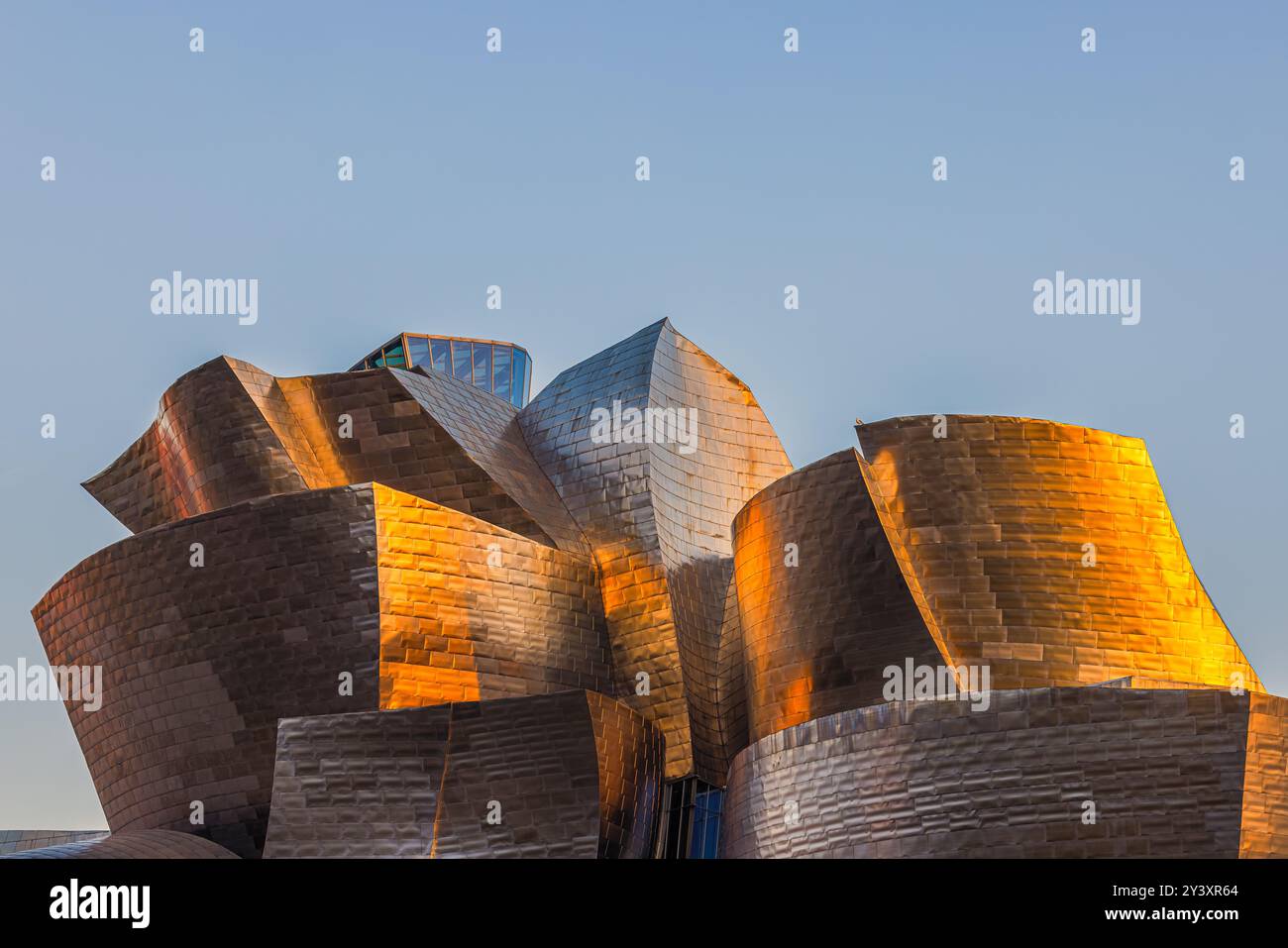 Eine Nahaufnahme mit Details des berühmten Guggenheim Museums in der spanischen Stadt Bilbao mit seinen markanten Formen und Silber- und goldfarbenen glänzenden Ex Stockfoto