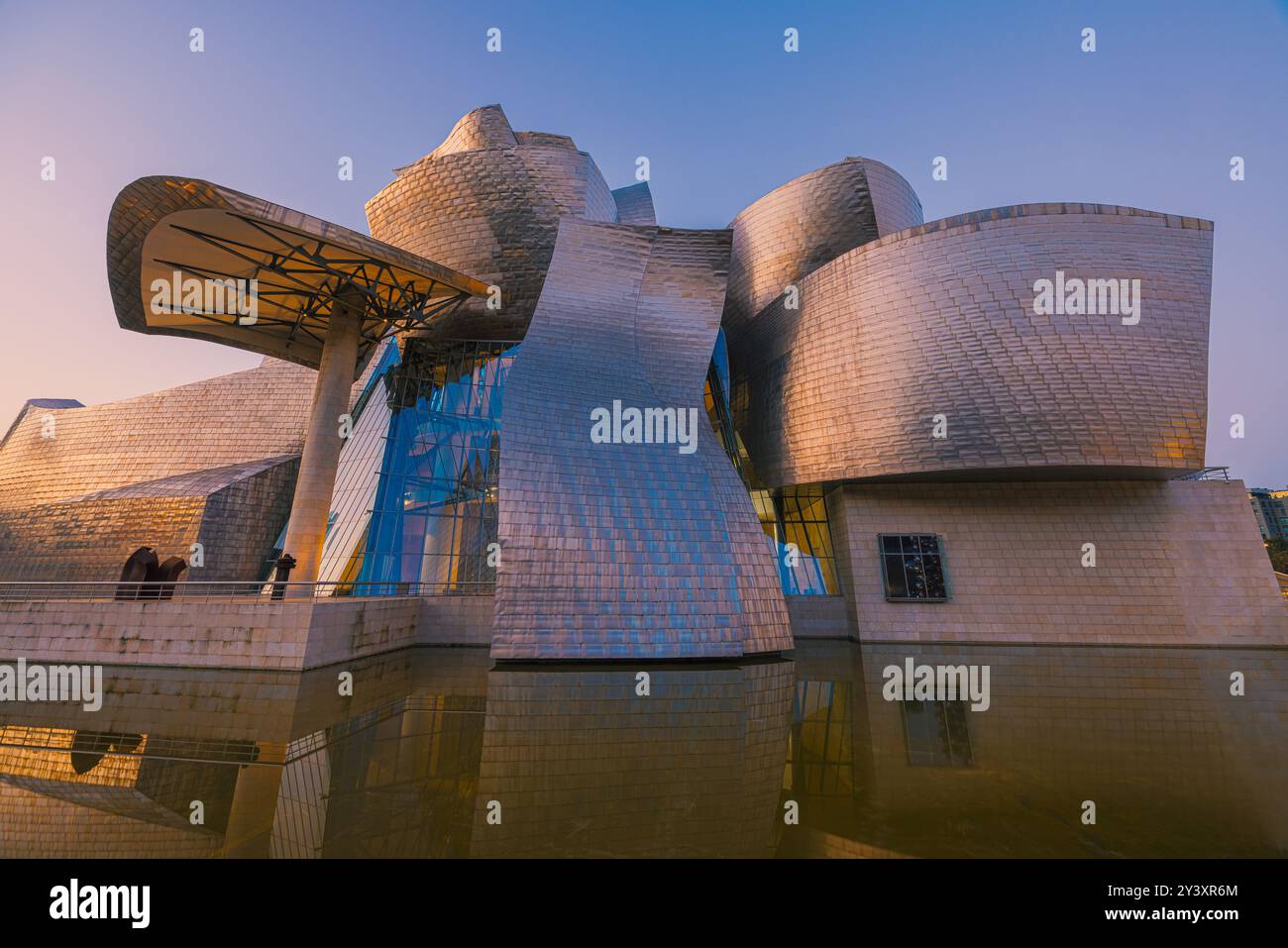 Eine Nahaufnahme mit Details des berühmten Guggenheim Museums in der spanischen Stadt Bilbao mit seinen markanten Formen und Silber- und goldfarbenen glänzenden Ex Stockfoto