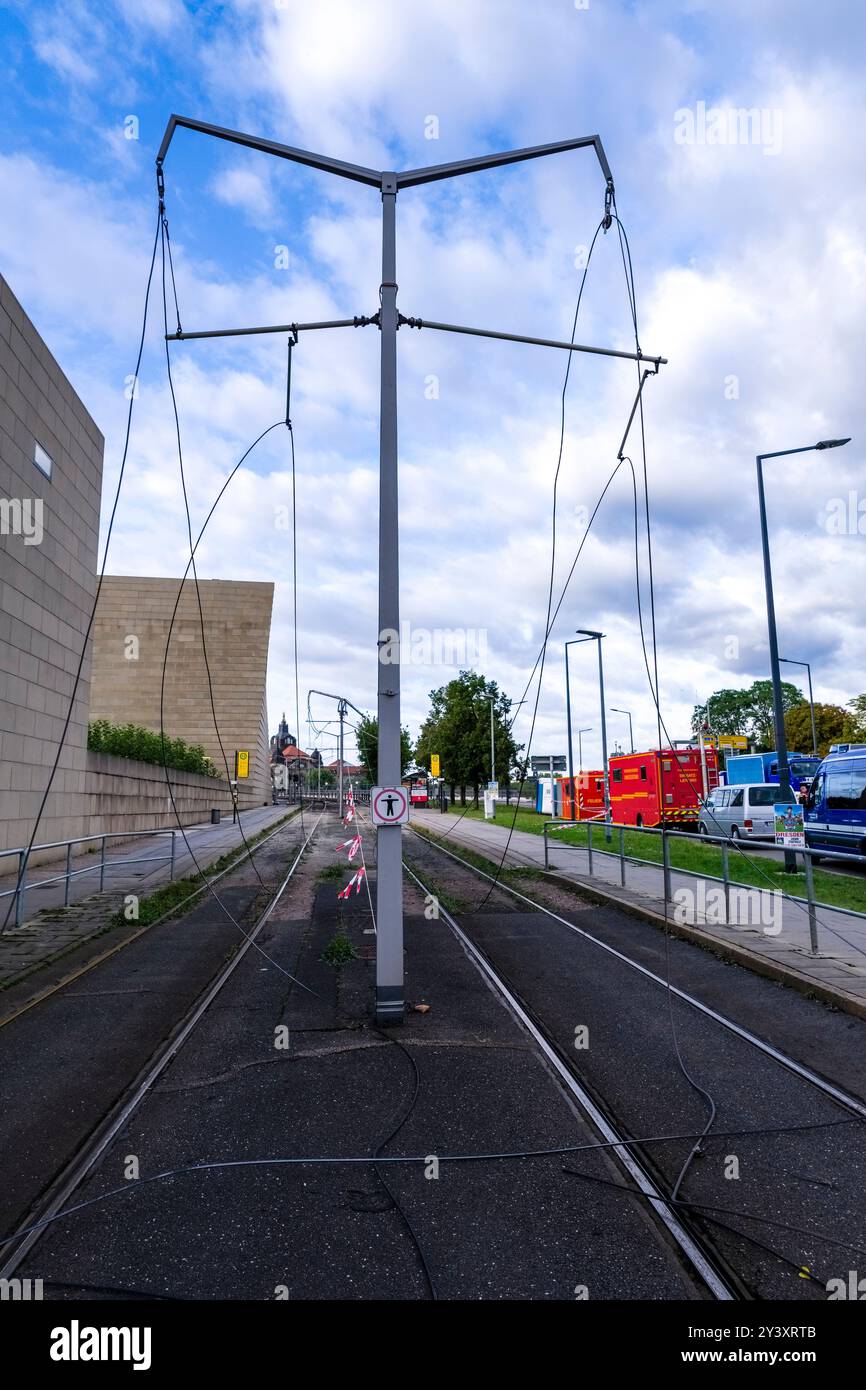 Zerstörte Straßenbahnfreileitungen nach dem Zusammenbruch der Brücke Carola Bridge, Fahrzeuge des Betriebszentrums rechts. Stockfoto