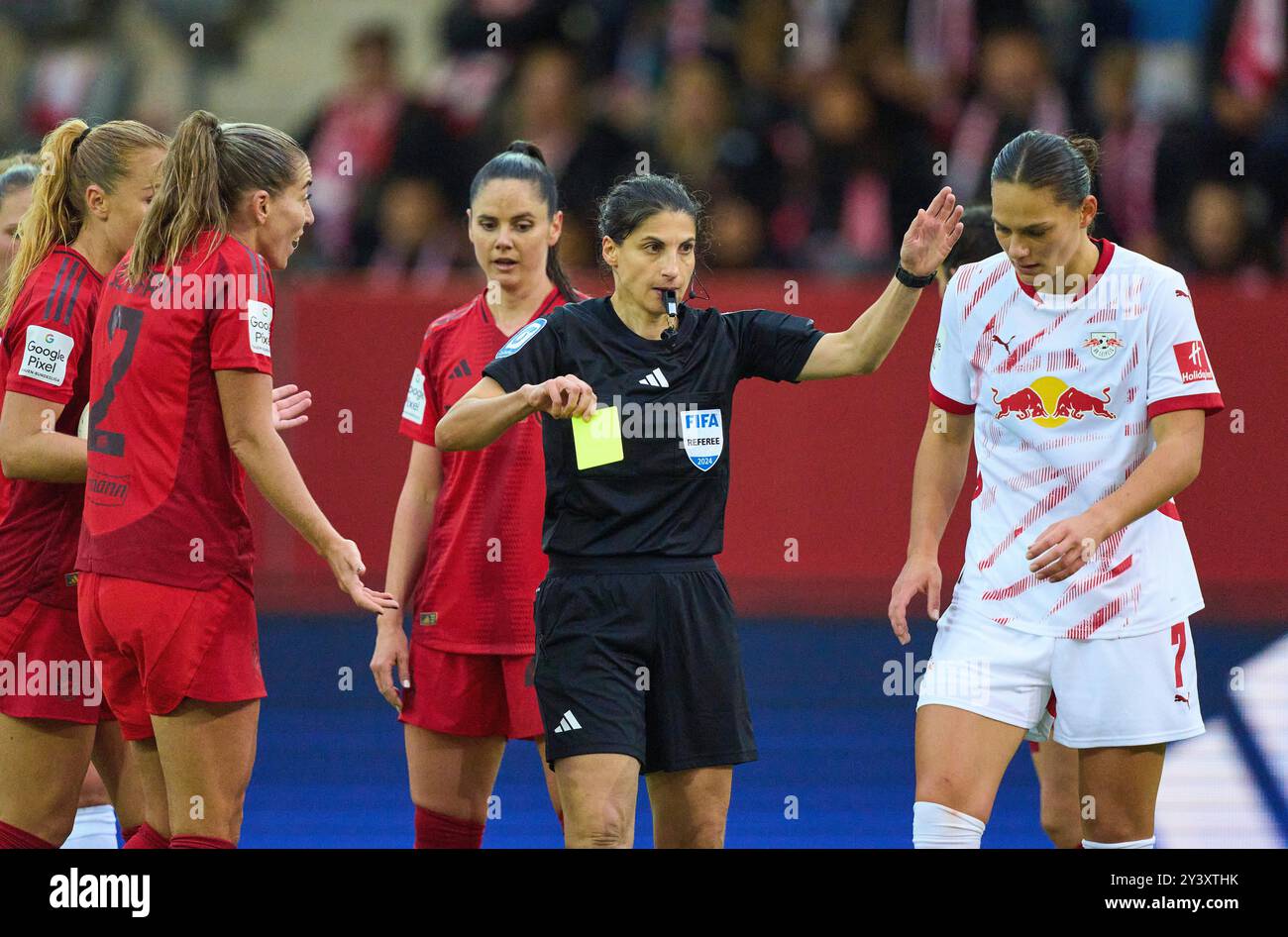 München, Deutschland. September 2024. Schiedsrichter Dr. Riem Hussein (Bad Harzburg) zeigt Linda Sembrant, FCB Women 2, Glodis Perla Viggosdottir, FCB Damen 4 Sarah ZADRAZIL, FCB Damen 25 wütend im Frauenfußballspiel FC BAYERN München - RB LEIPZIG 6-2 am 13. September 2024 in München. Saison 2024/2025, 1.Bundesliga, FCB, München, Google Pixel, Frauen Bundesliga Spieltag 2, 2.Spieltag Fotografin: ddp Images/STAR-Images Credit: ddp Media GmbH/Alamy Live News Stockfoto