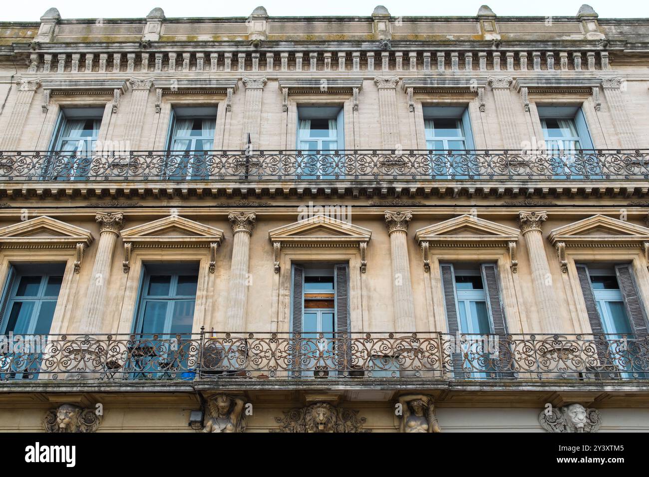 Sete, Frankreich - 19. Oktober 2019: Die detailreiche Fassade eines historischen Gebäudes. Stockfoto