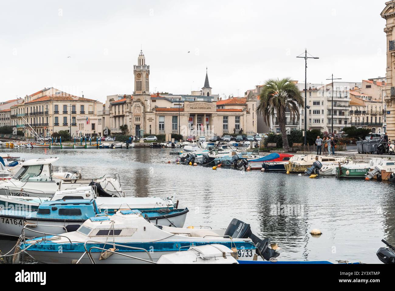 Sete, Frankreich - 19. Oktober 2019: Küstenzauber im geschäftigen Hafen von Sete. Stockfoto