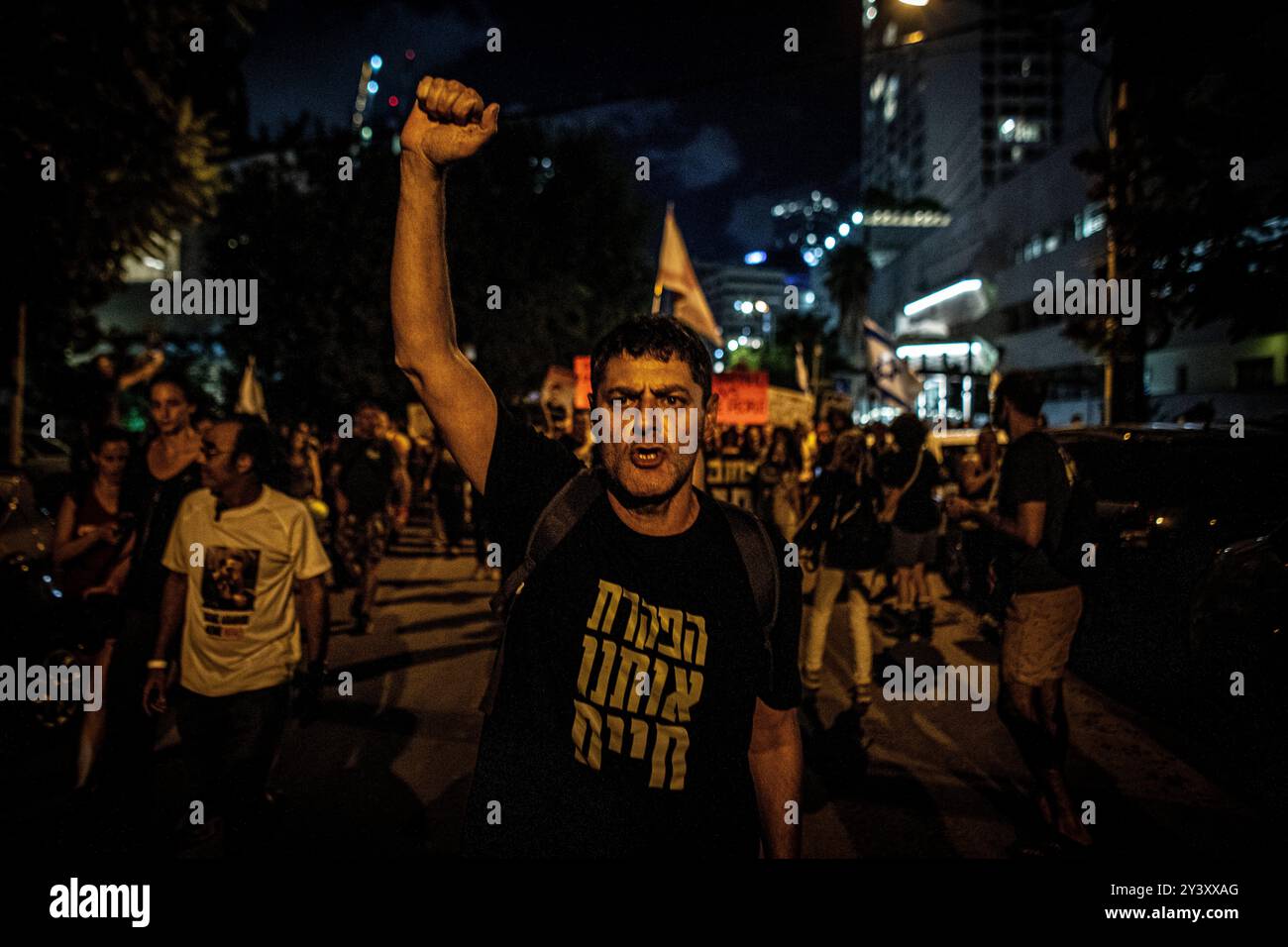 Tel Aviv, Israel. September 2024. Ein israelischer Demonstrant gibt Gesten während einer Demonstration in Tel Aviv am Samstag, den 14. September 2024.Zehntausende Menschen haben sich in Tel Aviv und ganz Israel versammelt und Premierminister Benjamin Netanjahu und seine Regierung aufgefordert, eine Vereinbarung zu treffen, um die Freilassung der verbleibenden Geiseln zu erreichen, die die Hamas während der Angriffe vom 7. Oktober ergriffen hat. Quelle: Eyal Warshavsky/Alamy Live News Stockfoto