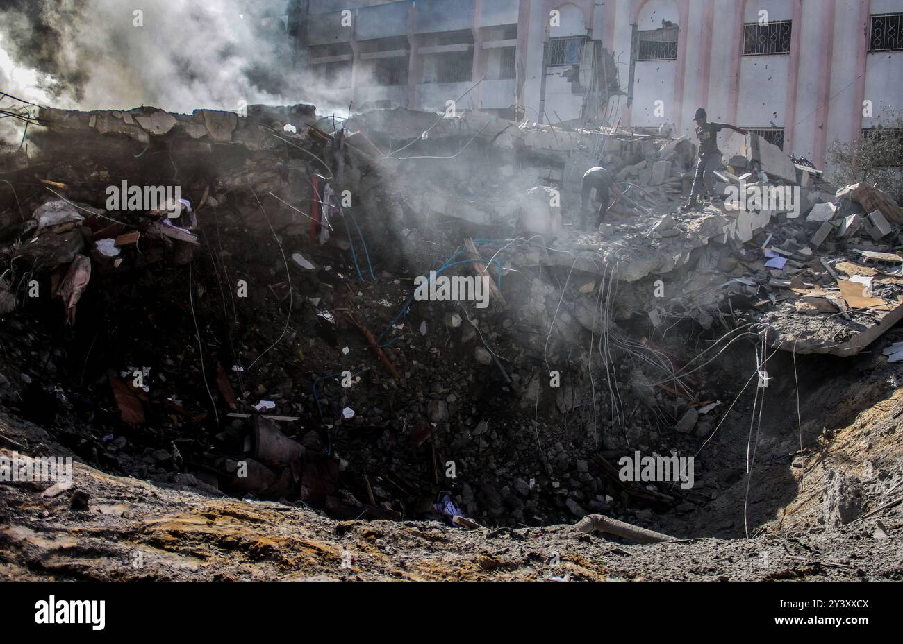 Palästinenser inspizieren ihre zerstörten Häuser, nachdem das israelische Flugzeug einen ganzen Wohnblock im Viertel Scheich Radwan im westlichen Gazastreifen angegriffen hatte. Der Gaza-Konflikt, der im Oktober 2023 wieder ausgebrochen war, begann mit einem überraschenden Angriff der Hamas auf israelische Städte, der zu Massensursachen und zur Entführung von Zivilisten führte. Als Reaktion darauf startete Israel schwere Luftangriffe und eine Bodenoffensive in Gaza. Die Kämpfe haben auf beiden Seiten Tausende von Toten gefordert, wobei Gaza aufgrund blockierter Hilfe und Infrastrukturschäden mit schweren humanitären Krisen konfrontiert ist. Der Konflikt hat internationale Aufmerksamkeit erregt Stockfoto