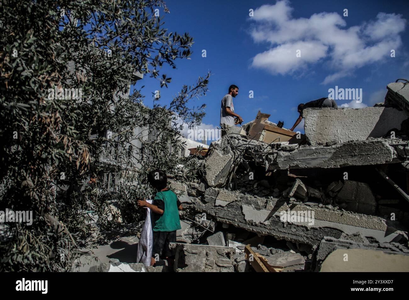 Palästinenser inspizieren ihre zerstörten Häuser, nachdem das israelische Flugzeug einen ganzen Wohnblock im Viertel Scheich Radwan im westlichen Gazastreifen angegriffen hatte. Der Gaza-Konflikt, der im Oktober 2023 wieder ausgebrochen war, begann mit einem überraschenden Angriff der Hamas auf israelische Städte, der zu Massensursachen und zur Entführung von Zivilisten führte. Als Reaktion darauf startete Israel schwere Luftangriffe und eine Bodenoffensive in Gaza. Die Kämpfe haben auf beiden Seiten Tausende von Toten gefordert, wobei Gaza aufgrund blockierter Hilfe und Infrastrukturschäden mit schweren humanitären Krisen konfrontiert ist. Der Konflikt hat internationale Aufmerksamkeit erregt Stockfoto