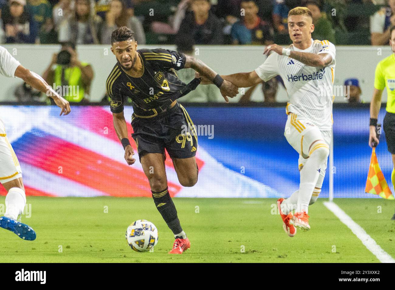 Los Angeles, Usa. September 2024. Dénis Bouanga (L) und Gabriel PEC (R) VON LA Galaxy wetteifern um den Ball bei einem MLS-Fußballspiel im Dignity Health Sports Park. Quelle: SOPA Images Limited/Alamy Live News Stockfoto