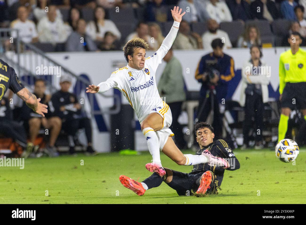 Los Angeles, Usa. September 2024. Riqui Puig (L) VON LA Galaxy und Omar Campos (R) VON Los Angeles FC wetteifern um den Ball bei einem MLS-Fußballspiel im Dignity Health Sports Park. Quelle: SOPA Images Limited/Alamy Live News Stockfoto