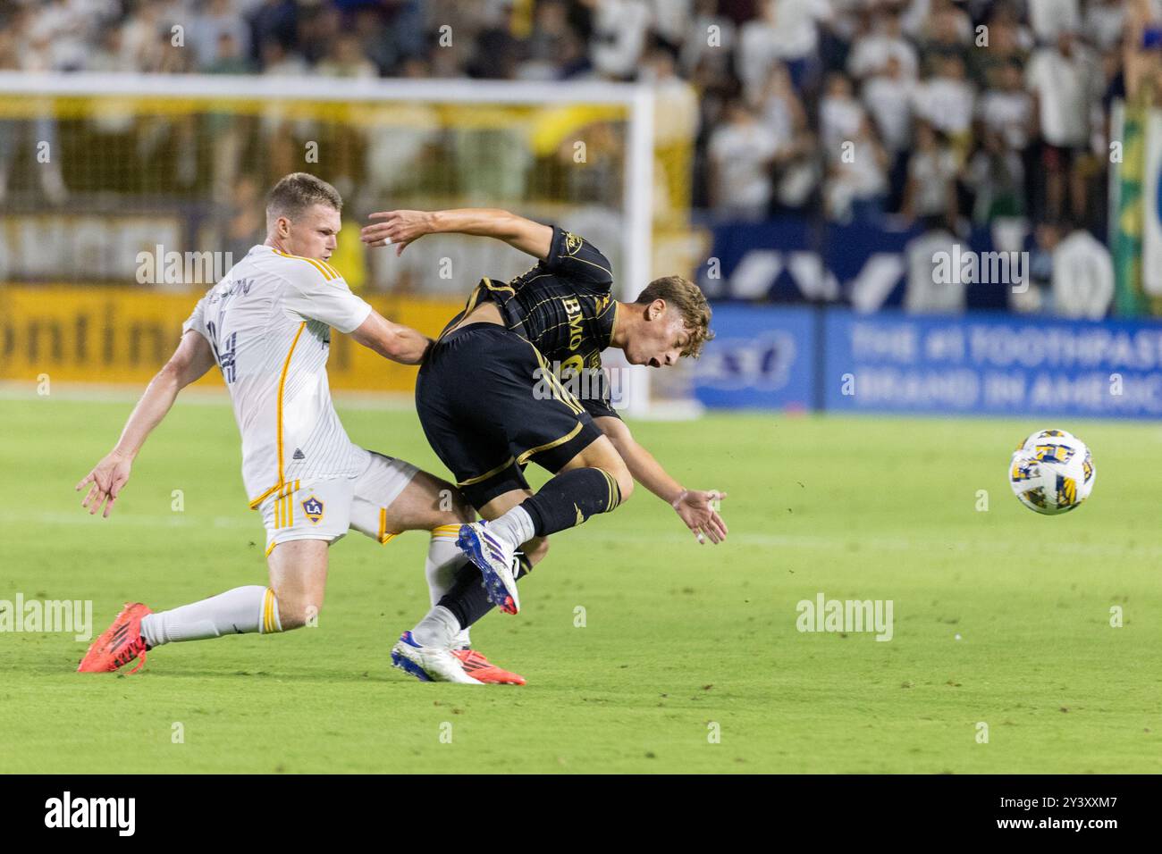 Los Angeles, Usa. September 2024. John Nelson (L) VON LA Galaxy und Nathan Ordaz (R) VON Los Angeles FC wetteifern bei einem MLS-Fußballspiel im Dignity Health Sports Park um den Ball. Quelle: SOPA Images Limited/Alamy Live News Stockfoto