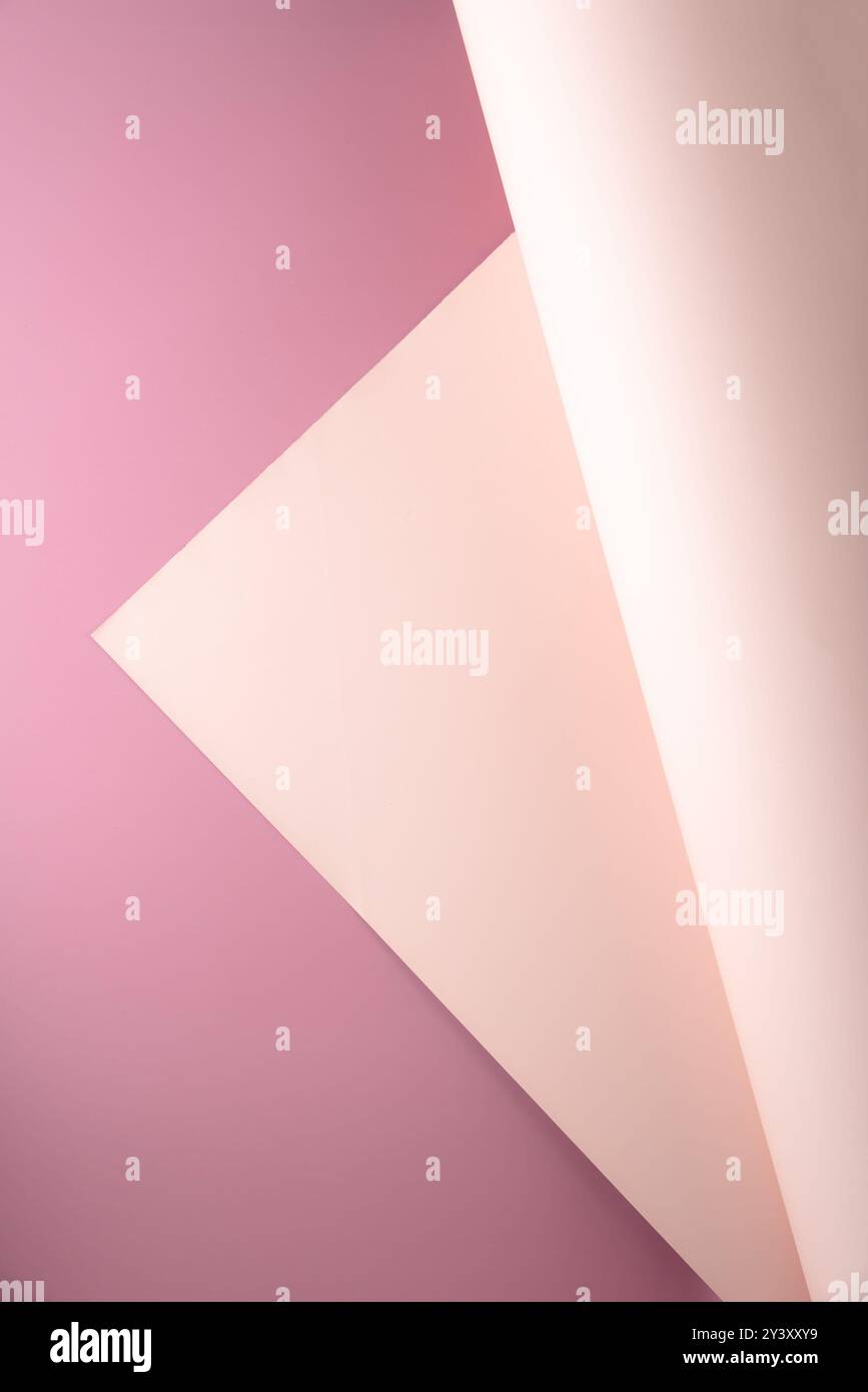 Geschenkpapier für Blumensträuße in zwei Farben Beige und Hellpfirsichfarben Stockfoto