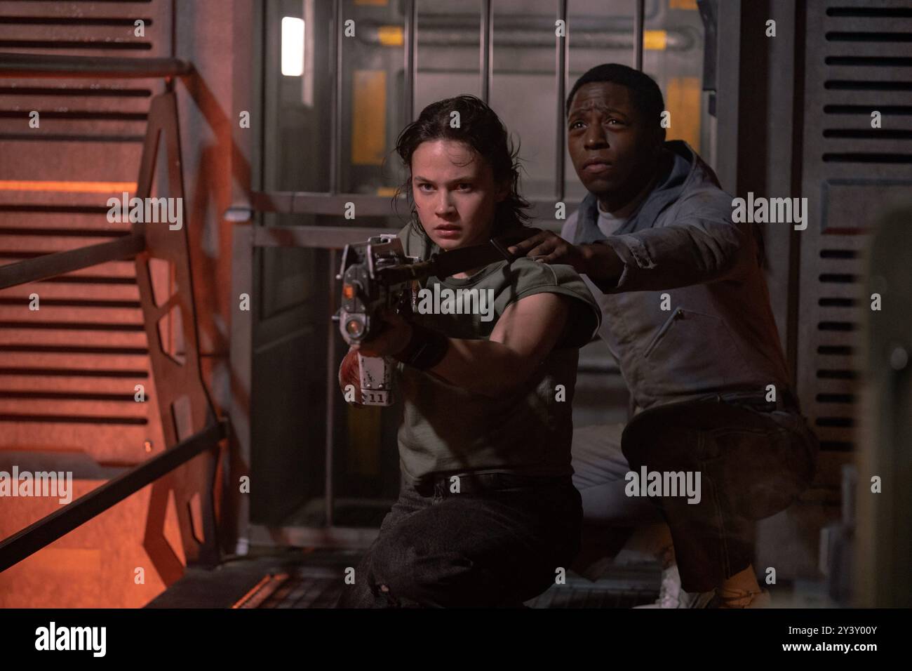 CAILEE SPAENY und DAVID JONSSON in ALIEN: ROMULUS (2024), Regie: FEDE ALVAREZ. Quelle: 20th Century Studios / Scott Free Productions / Album Stockfoto