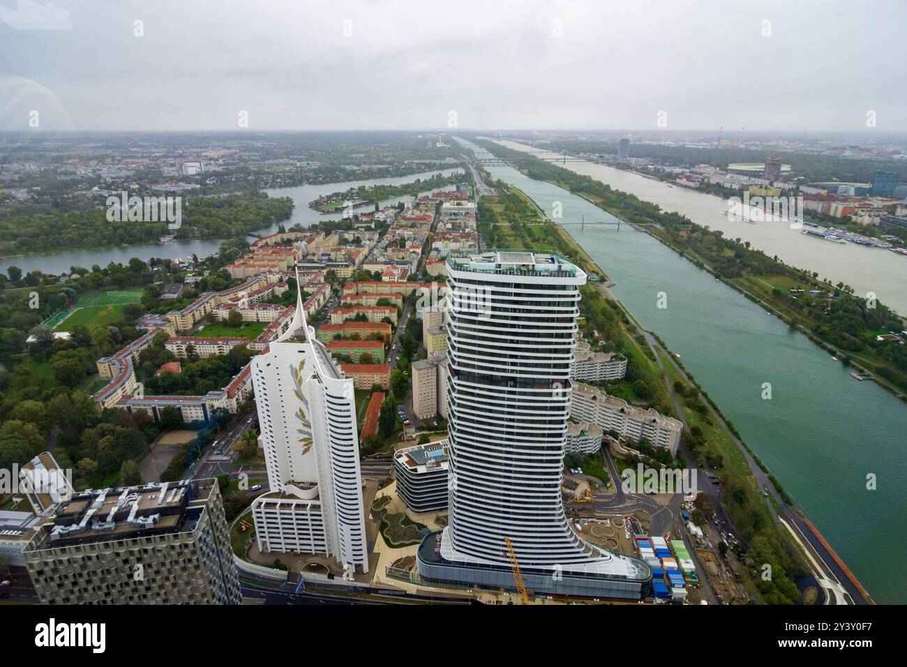 Wien: Blick vom DC Tower 1 zum Stadtteil Kaisermühlen, Hochhaus neue Donau, Donau Flats, Alte Donau, neue Donau, Donau 22. Donaust Stockfoto