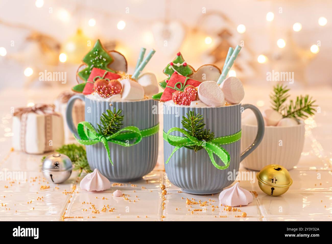 Heiße Schokolade als Nachtisch für den Weihnachtsabend. Weihnachtsgetränk. Stockfoto
