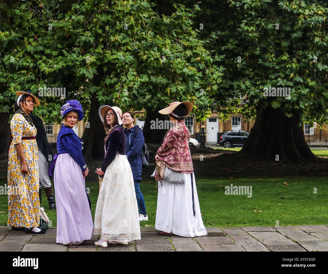 Bath Somerset UK 15 Sep 2024Week End Jane Austen thematisiert in Bath, ein Tourist mit einigen der vielen Jane Austen Fans, die in ihren georgianischen Kleidern durch die Stadt laufen, Credit: Paul Quezada-Neiman/Alamy Live News Stockfoto