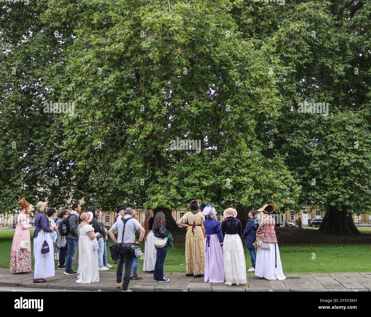 Bath Somerset UK 15 Sep 2024Week End Jane Austen thematisiert in Bath, ein Tourist mit einigen der vielen Jane Austen Fans, die in ihren georgianischen Kleidern durch die Stadt laufen, Credit: Paul Quezada-Neiman/Alamy Live News Stockfoto