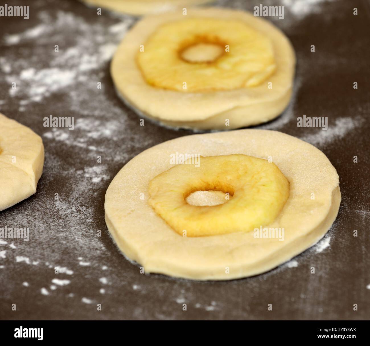 Apfelringe auf einem Brett vor dem Backen Stockfoto
