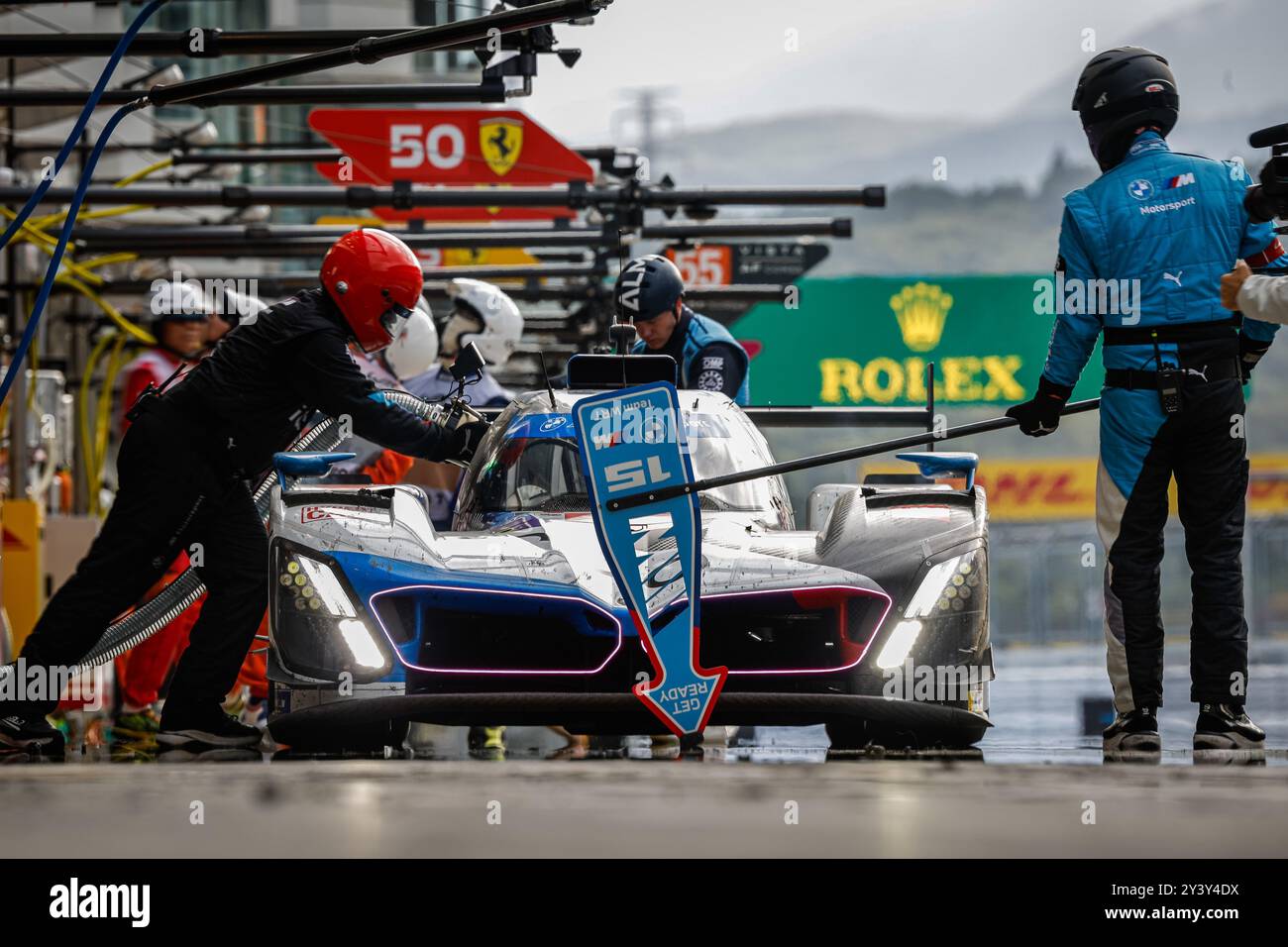 15 VANTHOOR Dries (bel), MARCIELLO Raffaele (SWI), WITTMANN Marco (ger), BMW M Team WRT, BMW Hybrid V8 #15, Hypercar, Stand, Boxengasse, während der 2024 6 Stunden von Fuji, 7. Runde der FIA-Langstrecken-Weltmeisterschaft 2024, vom 13. Bis 15. September 2024 auf dem Fuji Speedway in Oyama, Shizuoka, Japan Stockfoto