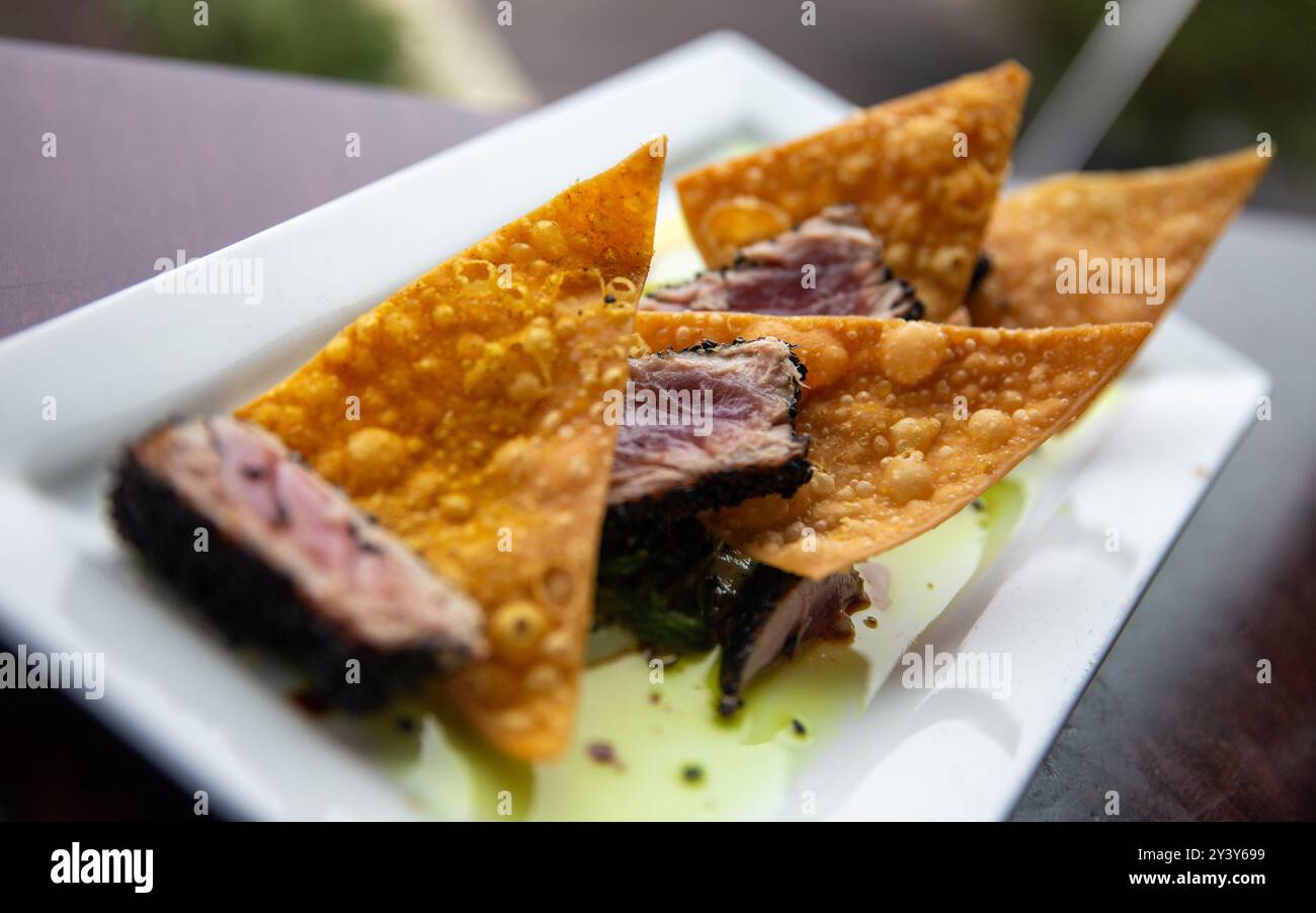 Ahi Tuna Tacos wird serviert Stockfoto