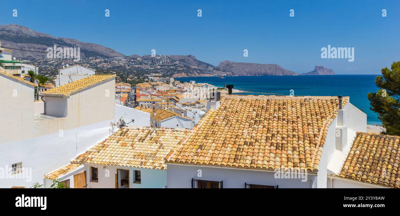 Panoramablick über Dachziegel alter Häuser und das mittelmeer in Altea, Spanien Stockfoto