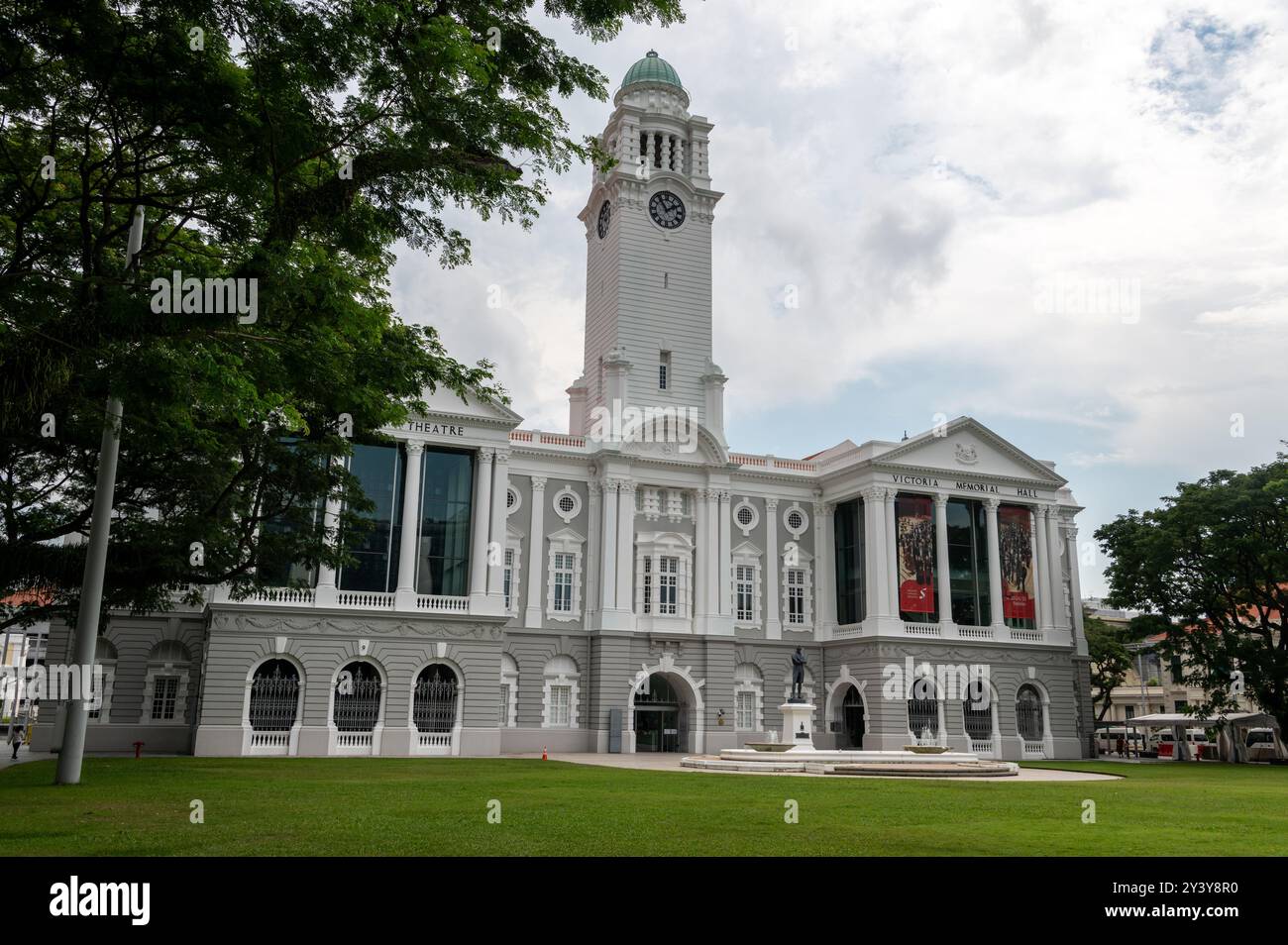 Das weiße Kolonialgebäude des Victoria Theatre and Concert Hall am Empress Place in Singapur. An der Vorderseite des Gebäudes befindet sich das Original Stockfoto