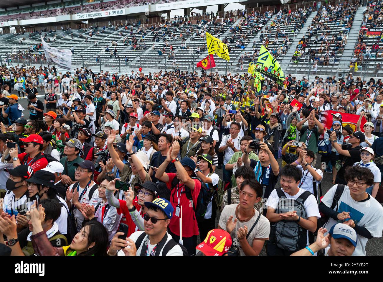 Oyama, Japon. September 2024. Fans auf dem Podium während der 6 Stunden von Fuji 2024, 7. Runde der FIA Langstrecken-Weltmeisterschaft 2024, vom 13. Bis 15. September 2024 auf dem Fuji Speedway in Oyama, Shizuoka, Japan - Foto Javier Jimenez/DPPI Credit: DPPI Media/Alamy Live News Stockfoto