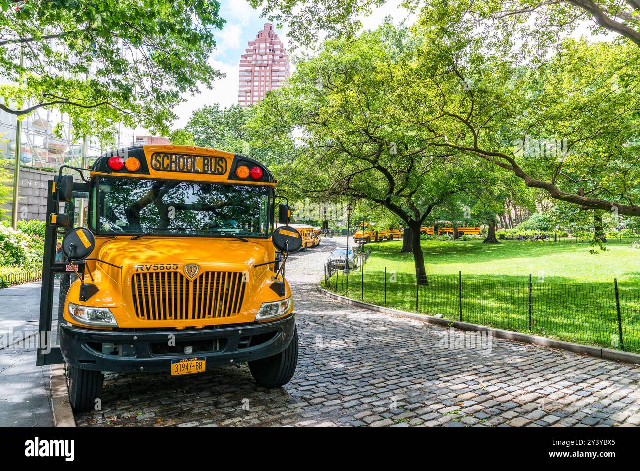 Schulbus vor dem American Museum of Natural History, New York City Stockfoto
