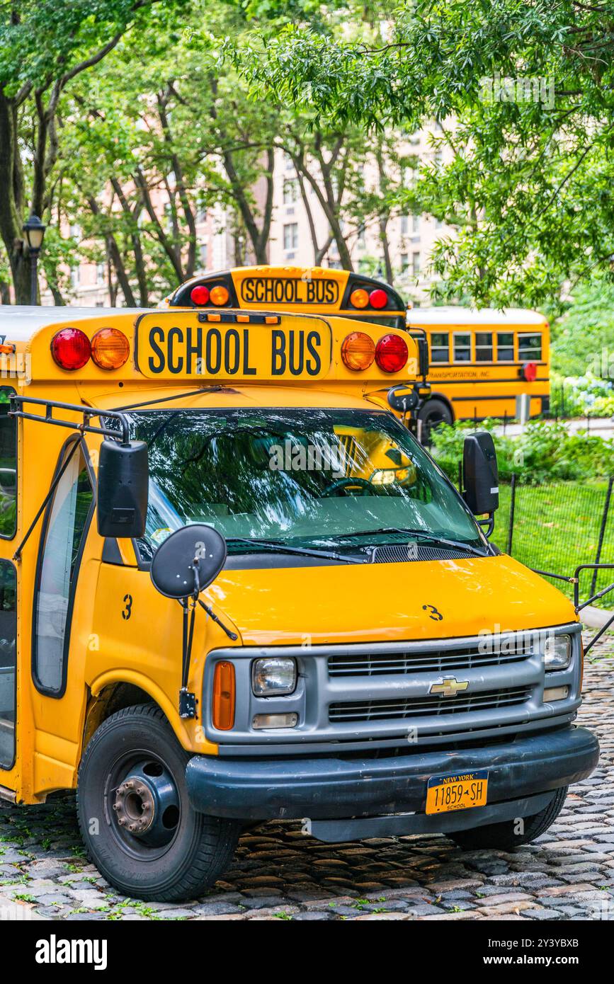Schulbus vor dem American Museum of Natural History, New York City Stockfoto